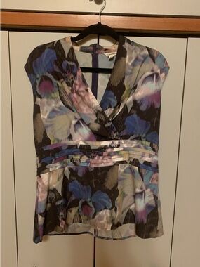 🌸Calvin Klein (sz L) V-Neck Sleeveless Blouse Perfect for All seasons🌸